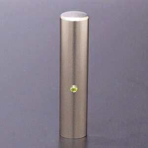 送料無料◆印鑑 はんこ チタン印鑑 銀行印 ジュエルズ チタン ペリドット 13.5mm 【印鑑ケース付】 [印鑑 銀行印 作成 印鑑ケース付き セット ハンコ 名前 判子 ギフト プレゼント お祝い 子供 結婚祝い 就職祝い]