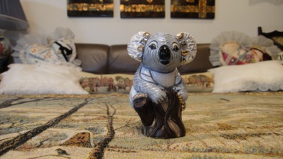 送料無料 木の上のコアラ子供 F352陶器 置物 動物 コアラ こあら Koala ユーカリ オーストラリア 有袋類 インテリア オブジェ おしゃれ かわいい 雑貨 贈り物 プレゼント ウルグアイ製 Crunchusers Com