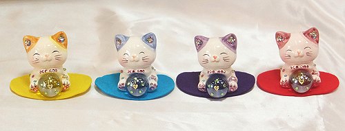 招き猫 デコレーション キラキラ 置物 おしゃれ かわいいラインストーンのデコレーションがかわいい 風水 エンジェル招き猫 4色セット イエロー ピンク ブルー パープル Crunchusers Com