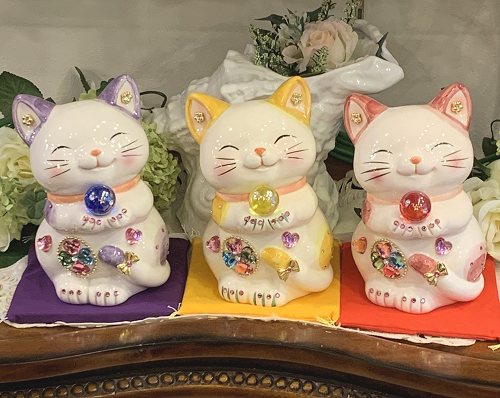 国際ブランド 招き猫 デコレーション キラキラ 置物 おしゃれ かわいいラインストーンのデコレーションがかわいい 風水招き猫 貯金箱 Lサイズ 3体セット イエロー ピンク パープル 猫 雑貨 プレゼント 商売繁盛 開店祝い 合格祈願 御祝 内祝 縁起物 保証書付