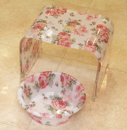 薔薇柄アクリルバスチェア（L大きさ）＆洗面器（深型）仕掛ける（ルーシーサクラ色）\u003cBR\u003e\u003cBR\u003e【楽ギフ_荷拵え】 風呂居敷き アクリル繊維 仕掛ける ローズ お取りつくろう飾り気の無い 風呂居敷き 風呂イス 通信販売 今めかしい