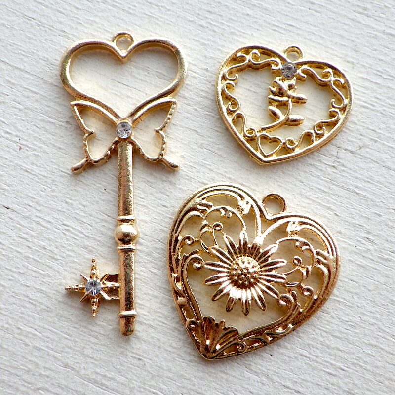 楽天市場】チャーム 魔法のカギ ハート 羽 月 星 1個 金色