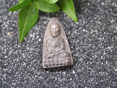 このお守りは、タイの高名な僧侶 ルアンポー によって祈祷された特別なプラクル 楽天市場】タイ-ワット・トライミットで購入のプラクルアン 「高僧