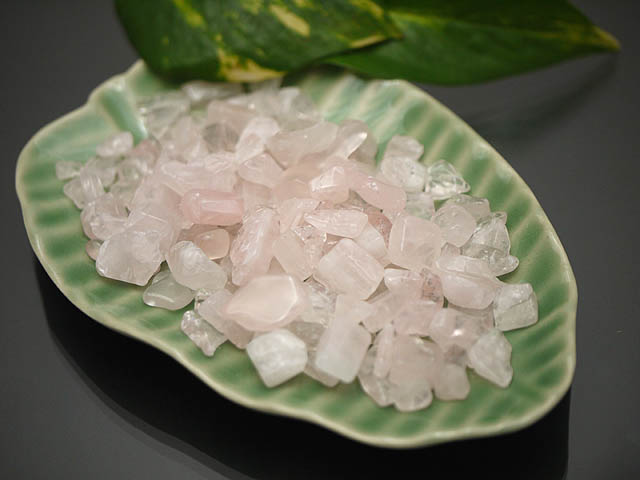 楽天市場】ペリドット さざれ石 小100g 天然石 ポスト投函配送