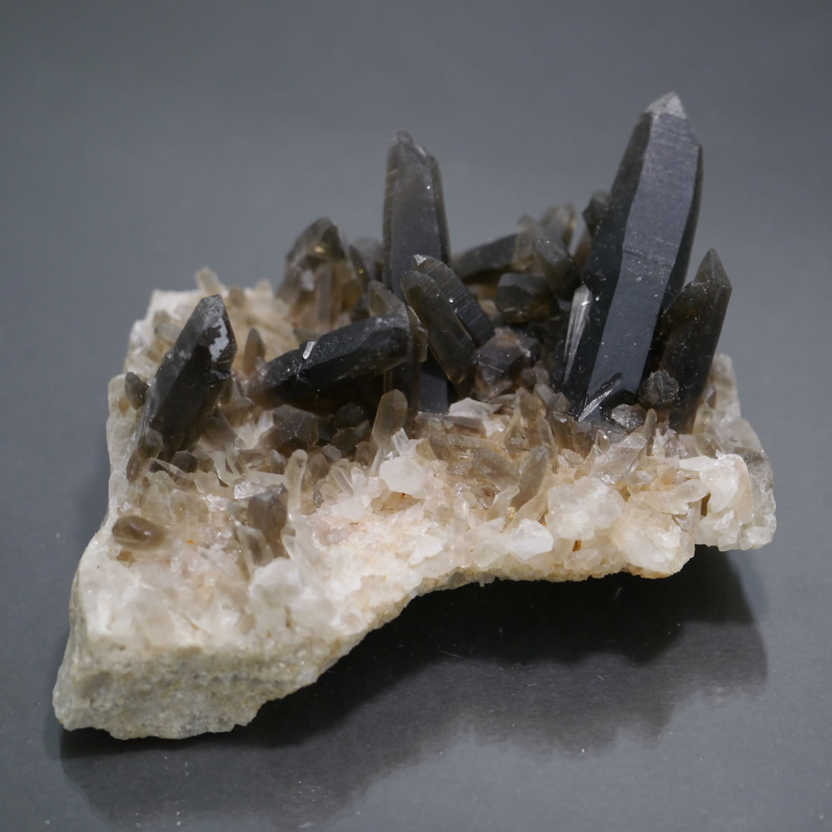 モリオン クラスター ケアンゴーム クラスター チベット産 黒水晶 1点物 魔除け 除障石 破邪 浄化 約372.0g 天然石・置き物