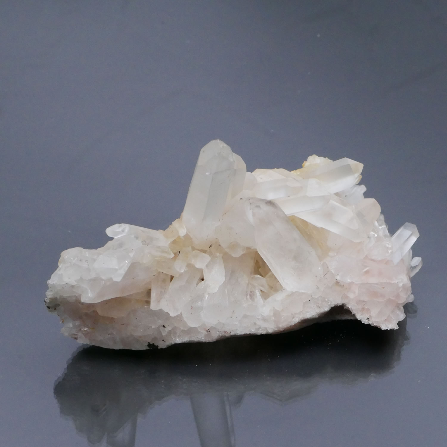 内モンゴル産 水晶 クラスター 1点物 約205g 天然石・置き物 空間 浄化 ポスト投函配送不可｜香りの専門店 HAPPY HOUR