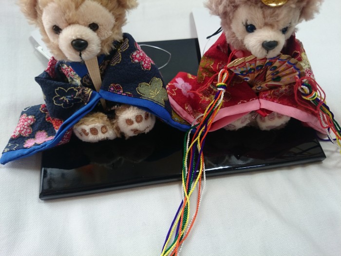 名前旗 名入れ刺繍 Hina Nafuda ハッピーライフスタイル 贈り物に ストラップサイズぬいぐるみ 名前札セットお雛様ペア飾り グッズ ダッフィー シェリーメイの雛人形 名入れ刺繍 ぬいぐるみ 送料無料 ぬいぐるみ 人形 雛人形