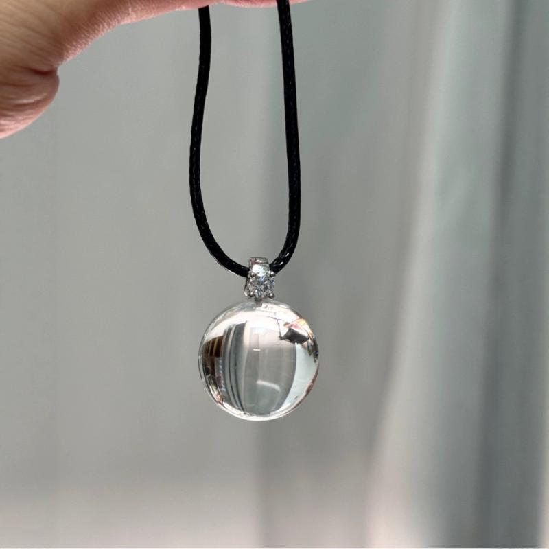 ネックレス 水晶 石 大粒 ラウンド ペンダント トップ 透明感 輝き シンプル 紐 ロング 長め アクセサリー カジュアル フォーマル ギフト レディース 女性 贈り物 存在感 普段使い お出かけ コーディネート 40代 50代 60代 円