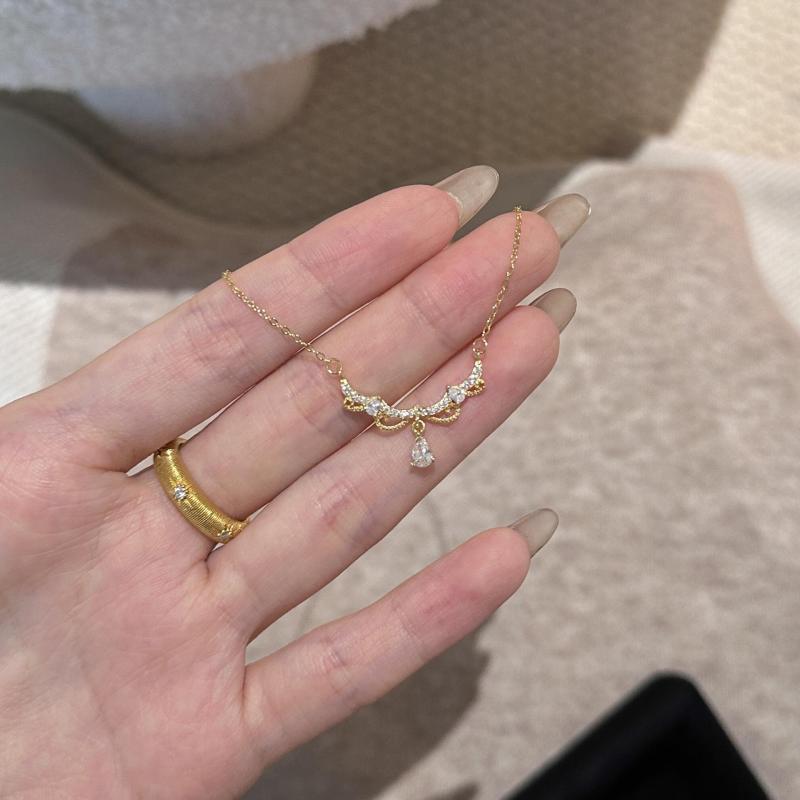 ネックレス シルバー925 しずく型 ジルコニア クラシカルな造形 上品な輝き 繊細な細工が施鎖骨チェーン アクセサリー レディース フォーマルな場面に調和する 胸元を華やかに演出する 立体的なドロップモチーフ 普段使いからパーティーまで幅