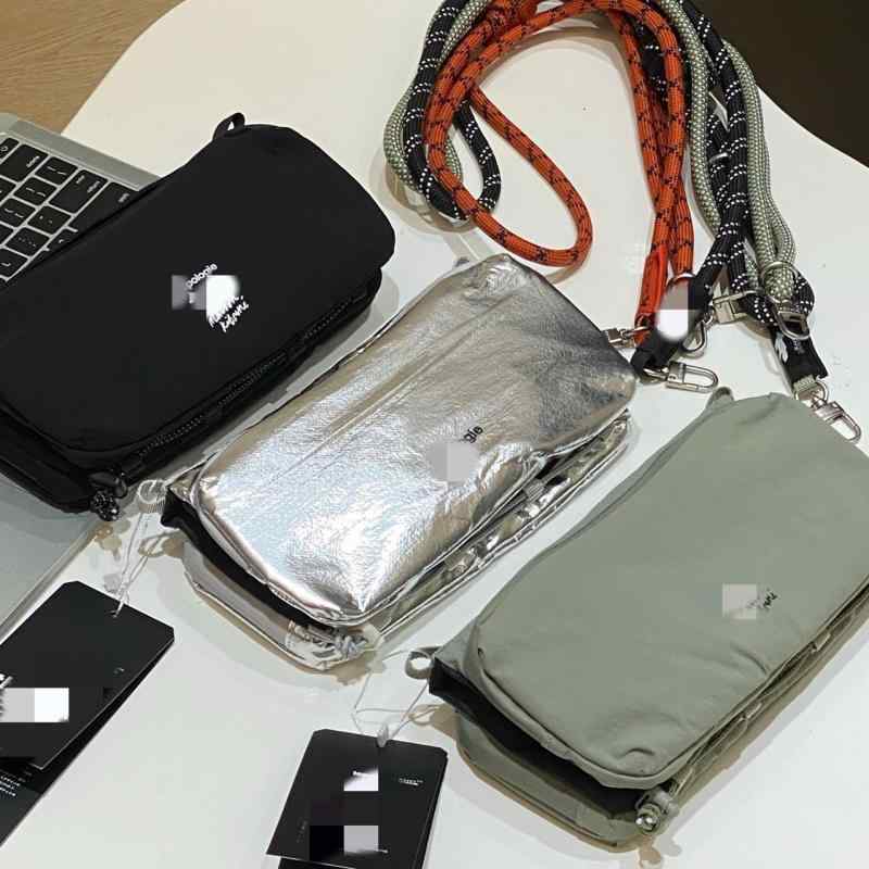 ショルダーバッグ レディース メンズ 登山 サコッシュ 水筒ポーチ 斜めがけ 軽量 アウトドア スポーツ ハイキング ミニショルダー 肩掛け レジャー フェス 旅行用 多機能 収納 散歩 男女兼用 ボトルホルダー キャンプ 撥水