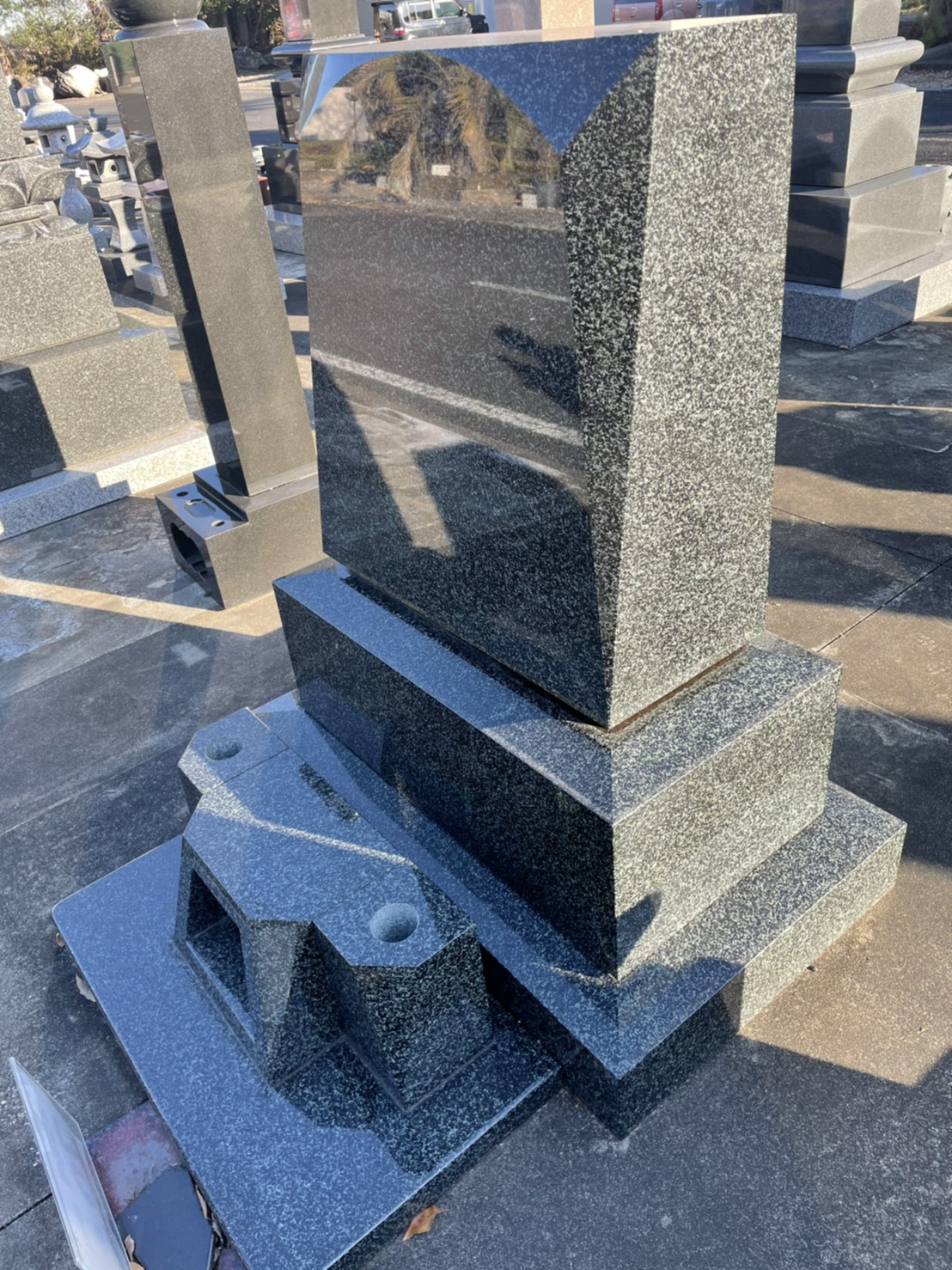 お墓洋型石塔最高級緑系御影石展示品工事費・文字彫り込み