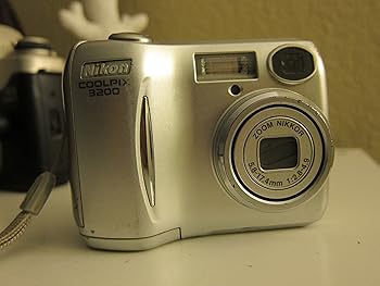 【中古】ニコン Coolpix 3200 3.2MP デジタルカメラ 光学3倍ズーム (旧モデル)