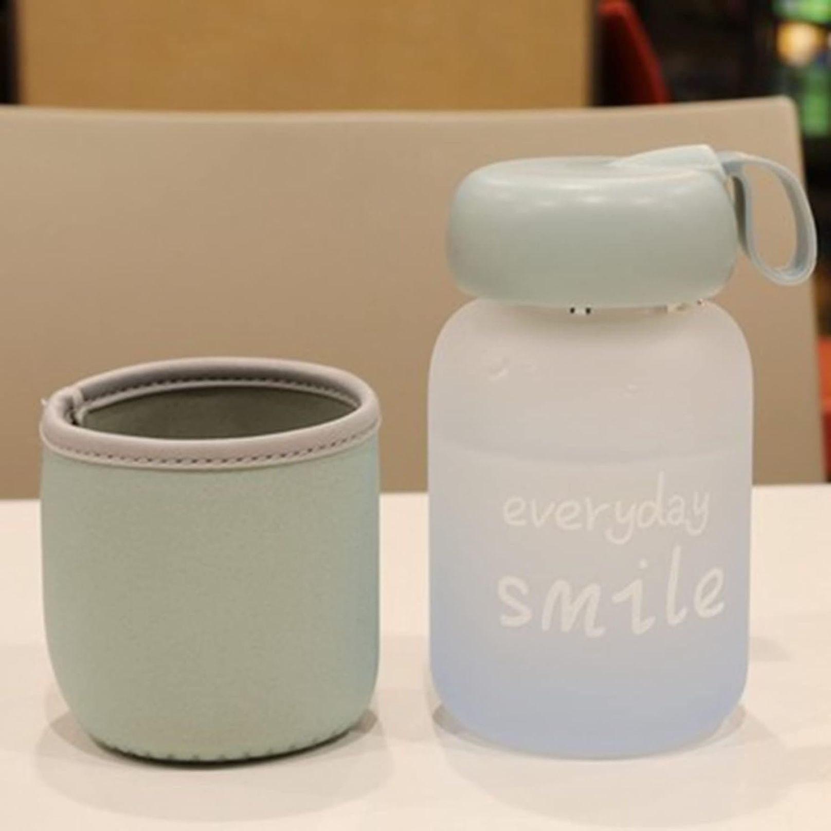 ガラス水筒 360ml 小容量 防熱カバー 茶こし付き 茶漉し クリアボトル ウォーターボトル ミニ 直飲み クリア おしゃれ かわいい 女の子 蓋付き 持ち運び便利 洗いやすい 水分補給 ブルー グ 4,643円