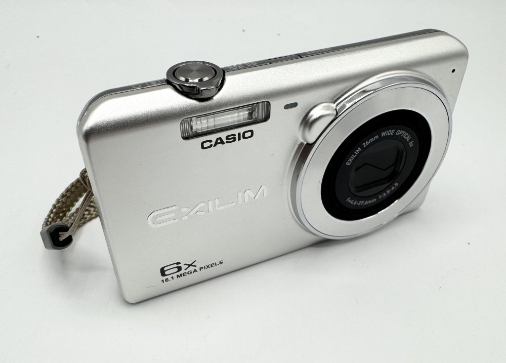 【中古 動作確認済】 CASIO デジタルカメラ EXILIM EX-ZS28SR 広角26mm 光学6倍ズーム 1610万画素 シルバー カメラ デジカメ 入学式 入園式 卒業式 卒園式 歓迎会 送迎会 自撮り セルフィー 花見 旅行 ブラブラ 思い出 想い出 日常 Vlog カメラ男子 カメラ女子