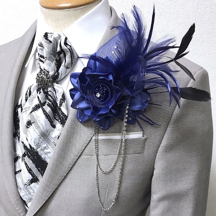楽天市場 男性用 コサージュ ブルー 青 羽根 フェザー ストーン チェーン コサージュ ブローチ 結婚式 披露宴 フォーマル スーツ タキシード 男 メンズ アクセサリー 花 ブライダル 発表会 ハロウィン パーティー 司会 進行役 衣装 衣裳 Mm Cos Haruharu楽天