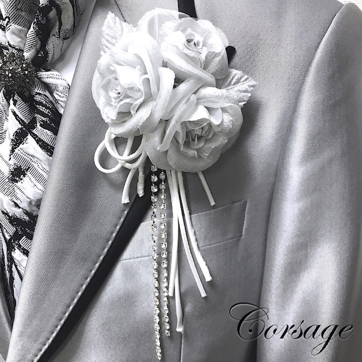 楽天市場 メンズ コサージュ White Silver Rose バラ ストーン チェーン コサージュ 薔薇 ブローチ 結婚式 披露宴 フォーマル スーツ タキシード 男 男性用 アクセサリー ホワイト 白 シルバー 銀 花 ブライダル 発表会 パーティー 司会 進行役 衣装 衣裳 Mt Cos