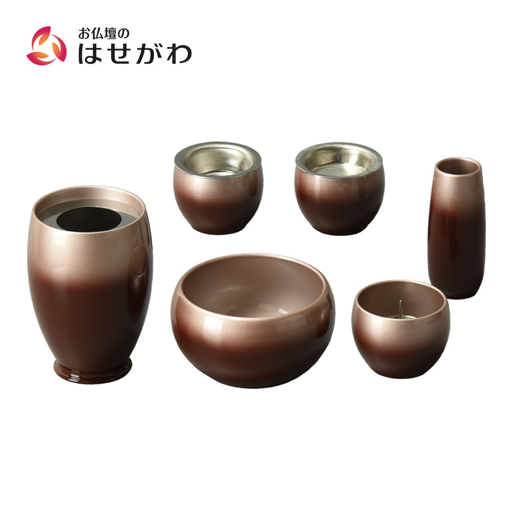 【P5倍+クーポン!4/18 18時～6時間限定】 仏具 セット モダン おしゃれ 仏具セット 日本製 国産 ステンレス 赤紫 花瓶 花立 ろうそく立て 火立 香炉 仏飯器 湯のみ 線香差 ササキ ゴルフ 【六具足 彩月 あずき】 お仏壇のはせがわ