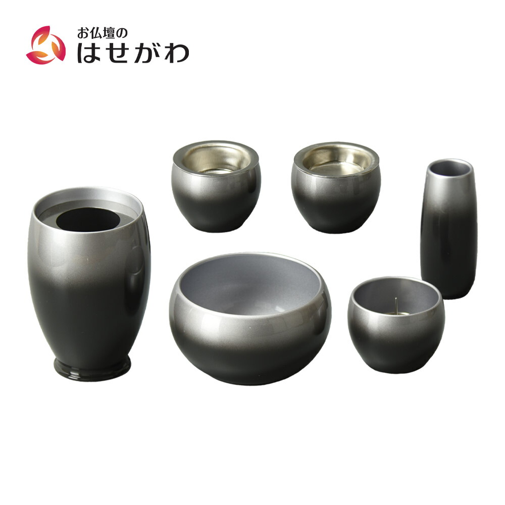 【P5倍+クーポン!4/18 18時～6時間限定】 仏具 セット モダン おしゃれ 仏具セット 日本製 国産 ステンレス 黒 花瓶 花立 ろうそく立て 火立 香炉 仏飯器 湯のみ 線香差 ササキ ゴルフ 【六具足 彩月 墨色】 お仏壇のはせがわ
