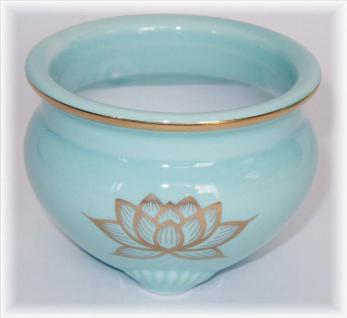 新品未使用【共箱付】 青磁金彩蓮華文 香炉 青磁 蓮香炉 海青 ハス 香炉 韓国香炉 青磁透彫 七宝文香炉 三兎足