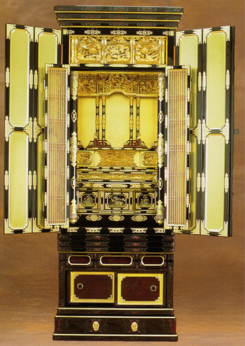 金仏壇・金箔仏壇 【名古屋型 三ッ割欄間上昇三方金】 20号金箔仏壇 仏具一揃い付き添い人