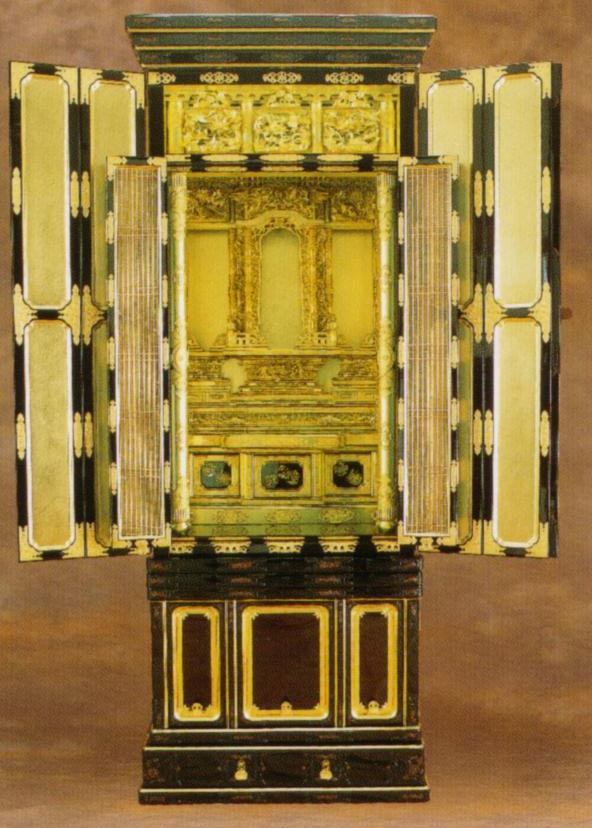 金仏壇・金箔仏壇 【名古屋型 三ツ割欄間段下】 20号金箔仏壇 仏具一揃い付き添い人