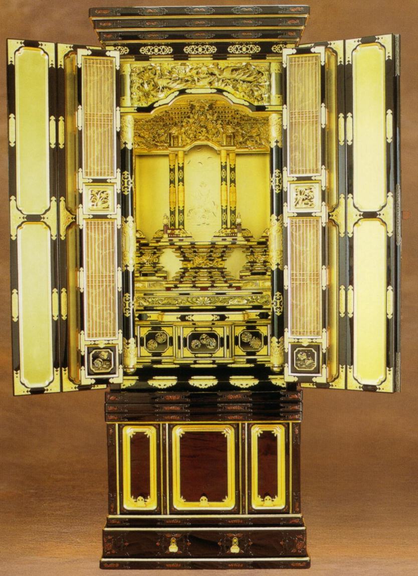 金仏壇・金箔仏壇 【三河型 波浪欄間段下】 20号金箔仏壇 仏具一揃い付き添い人