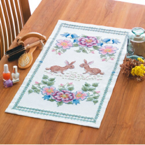 刺繍キット 花咲く庭の小さな物語 テーブルセンター ブルーベルとウサギ 1202 オリムパス オノエ･メグミ