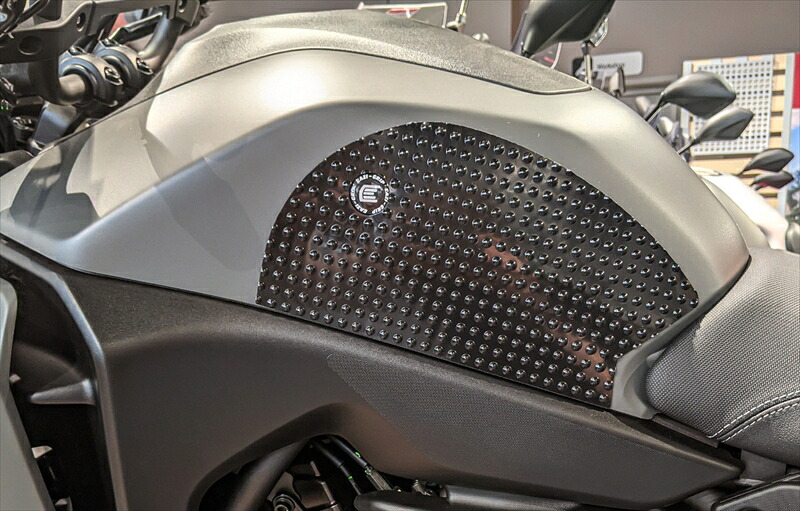 バイクパーツ 外装 R&G(アールアンドジー) Eazi-Grip Tank Grips:EVO:BLACK COLOR RG-EVO943BL 4573619296523