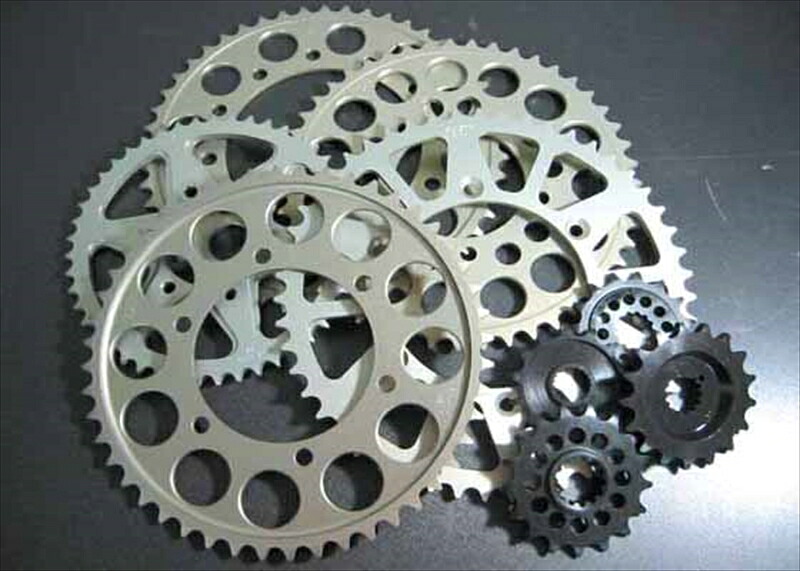 駆動系 フロントスプロケット オフセット530-18T GSX/Z750/FZR 56318 4580117116796 取寄品