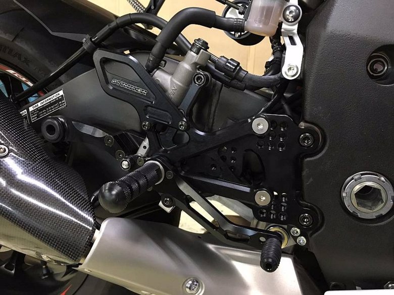 バイク用品 ステップストライカー ストライカー スペシャルステップキット BLK YZF-R1 R1M 15-19SS-AA2127B 4580363911206取寄品 セール｜バイク用品はとやグループ2号店