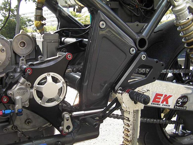 バイク用品 外装 STRIKER ストライカー エアロデザインカーボンピポットカバー ZEPHYR1100 SAD-PP02C 4548664914098