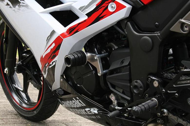 バイク用品 外装 STRIKER ストライカー ガードスライダーロア ALL BLK Ninja250 ABS 13-17 Z250 13- SS-GS117B-F3 4580363932836
