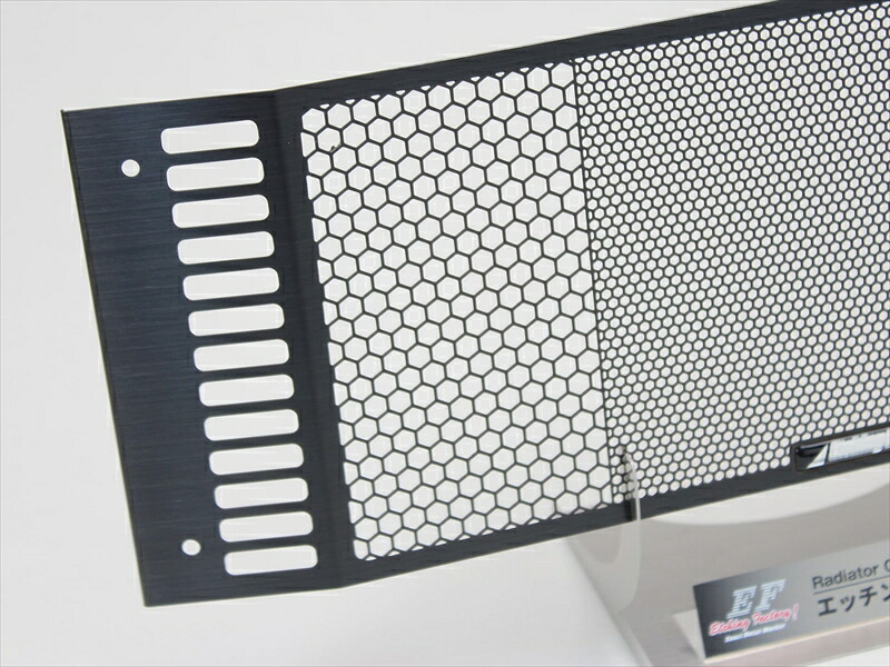 バイクパーツ ETCHING FACTORY(エッチングファクトリー) オイルクーラーガードSB エンブレム赤 OGAC-1113R-00-SB 4550646435330