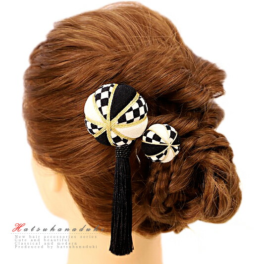 楽天市場 髪飾り 浴衣 夏祭り 花火大会 成人式 花 振袖 袴 豪華2点セット 赤 黒 金 ちりめん 玉飾り 鞠 鞠玉 格子柄 房付き ヘアアクセ 新作 かんざし 簪 ヘッドドレス 卒業式 髪型 ヘアスタイル ヘアアレンジ ドライフラワー No 9 3658 はつはなづき