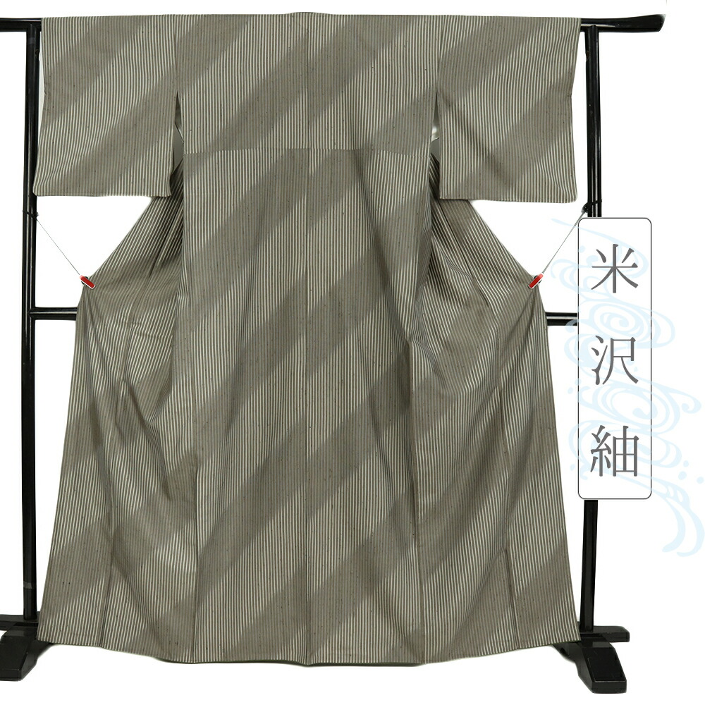 【 中古 】 米沢紬 正絹 灰色 縦縞 中古 着物 身丈170cm 裄69.5cm TLサイズ 仕立て上がり リサイクル カジュアル No.i3-0975｜はつはなづき