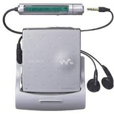 【中古】 SONY ソニー MZ-E909（S) しろがね色系 携帯型MD電気蓄音機 MDLP相応う （MD生まれ変わり専用機/MDウォークマン）