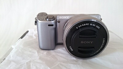 【中古】 ソニー SONY ミラーレス一眼 α NEX-5R ダブルズームレンズキット E PZ 16-50mm F3.5-5.6 OSS + E 55-210mm F4.5-6.3 OSS付属 シルバー NEX-5RY/S