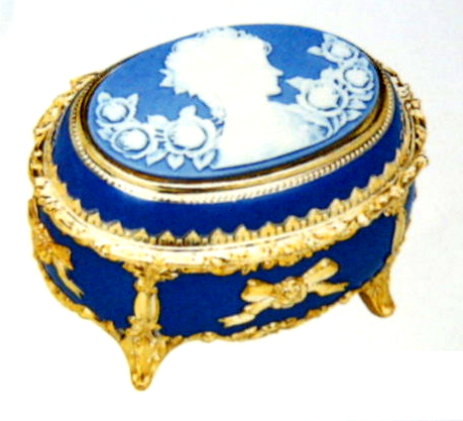 カメオ　ルース（シェル　ストーン） と青い陶器の卵型オルゴール　3点 カメオ ルース（シェル ストーン） と青い陶器のオルゴール 3点