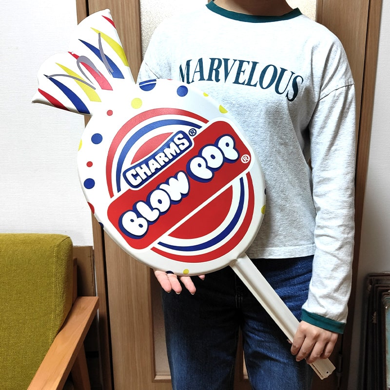 ブリキ看板 BLOW POP エンボスメタルサイン お菓子 かわいい 大型 ブロウポップ キャンディ 飴 プレート アメリカン キャンディ 壁飾り 可愛い 珍しい 雑貨 インテリア おしゃれ カフェ 店舗