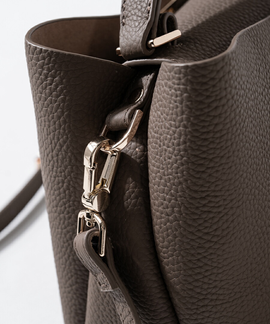 シンプルな美しさと使いやすさと安心感がここに｜ 本革 ハンドバッグ