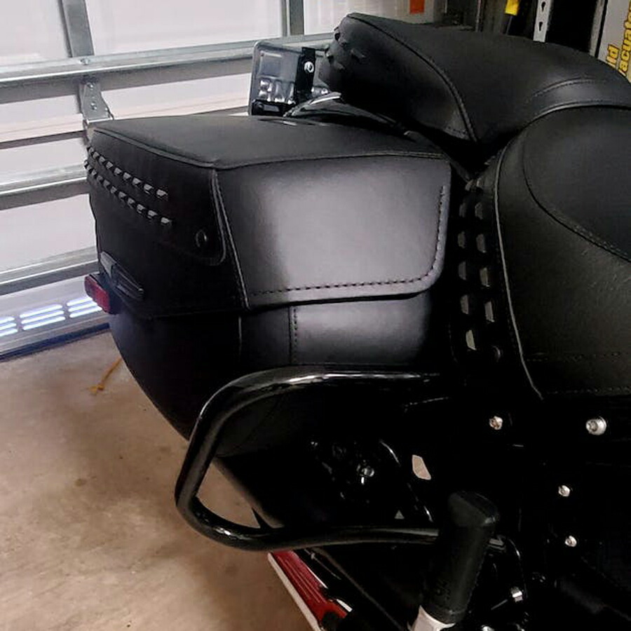 M8ソフテイル ヘリテイジクラシック、デラックス サドルバッグガード(ブラック) Hog Workz　HW157189｜ワールドモーターライフ