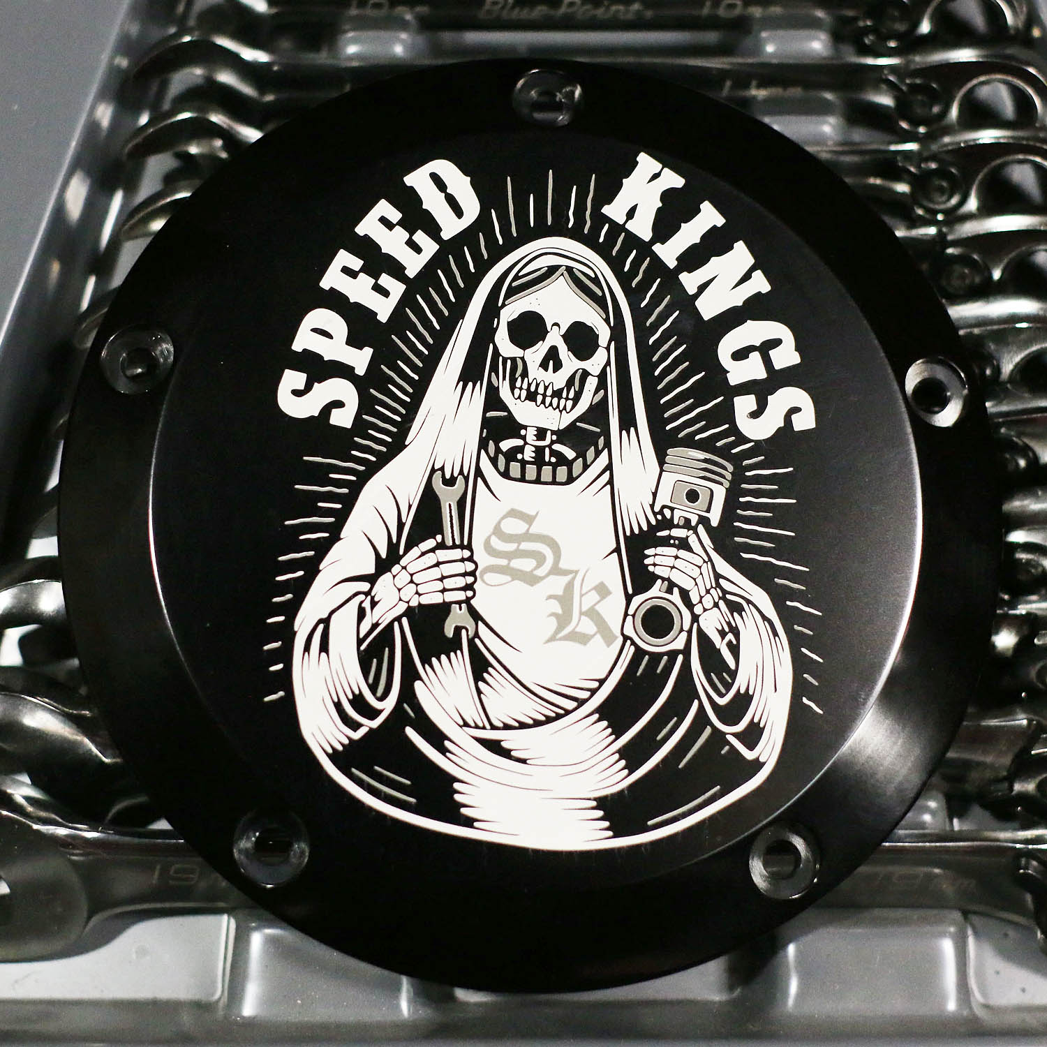 M8ソフテイル ダービーカバー Motor Maryロゴ ブラック 【Speed Kings】SK-DER-M8-MM-BK｜ワールドモーターライフ