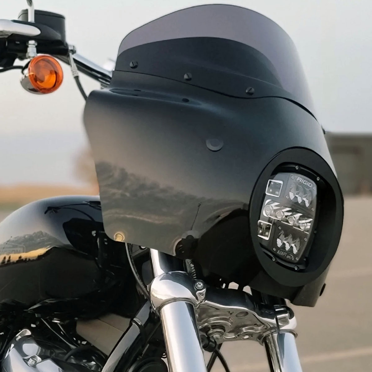 【KLEENMOTO】 RIGID ADAPT XP LEDヘッドライト 取り付けブラケット、ハーネスキット ロードウォリアーフェアリング用 M8ソフテイル　300414-RW-M8｜ワールドモーターライフ