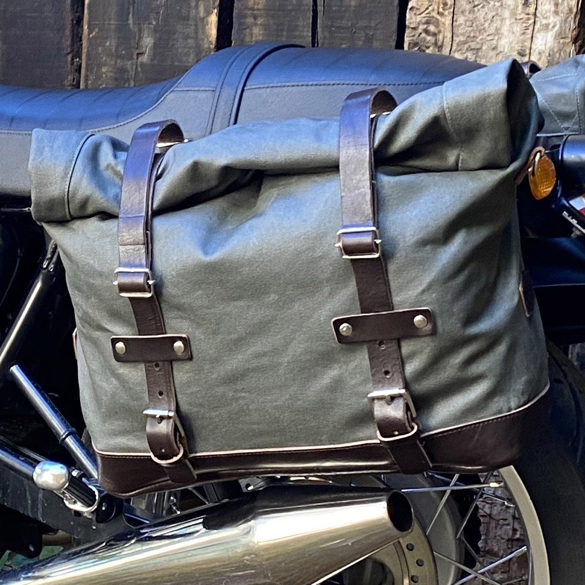 PODEROSA Bariloche クイックリリース・サドルバッグ 25L (グリーン/ブラウンレザー)BARILOCHE-GRBR