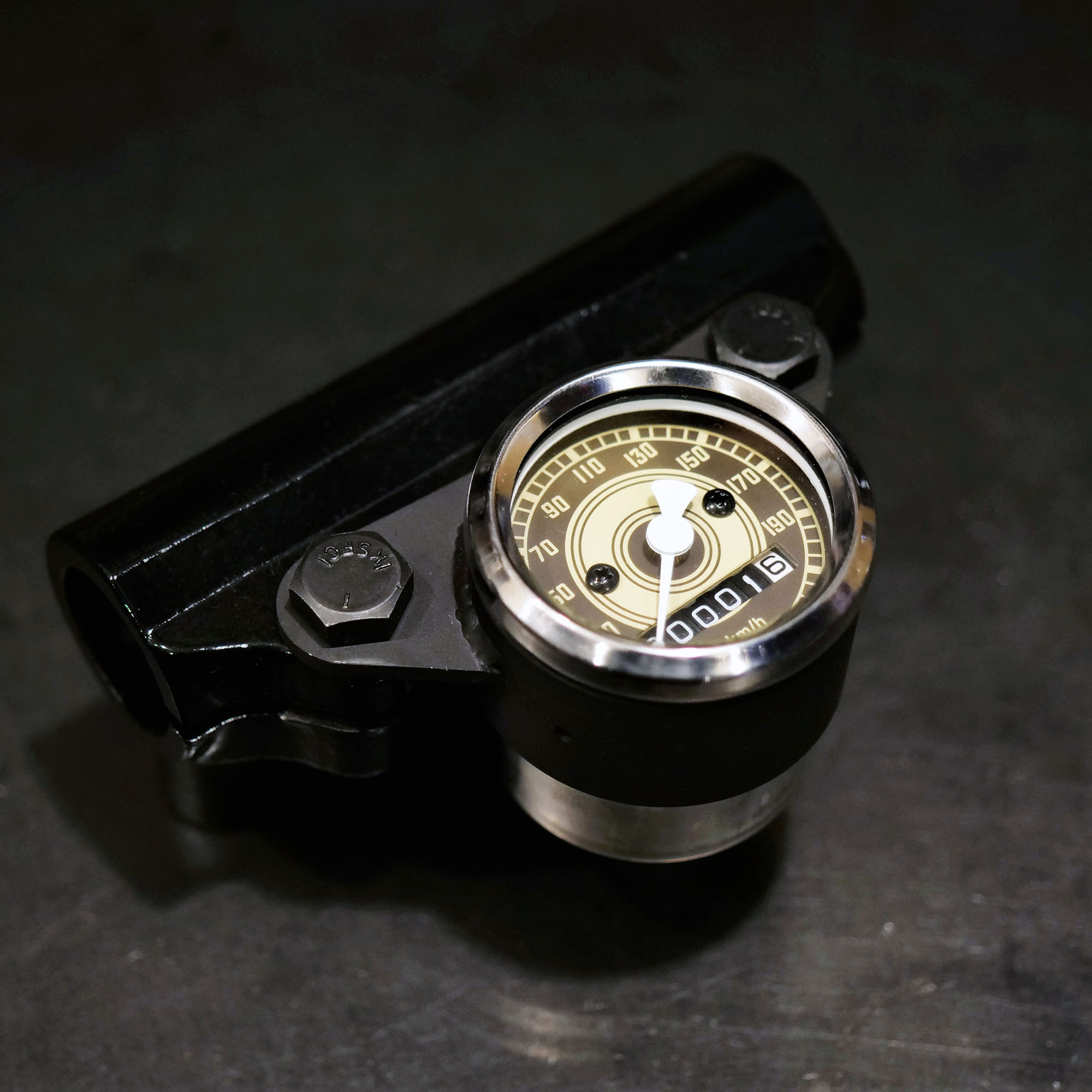 スポーツスター 48mmスピードメーターブラケット(分割ハンドルクランプ用) INFINITY48-SPEED-BRKT-SP｜ワールドモーターライフ