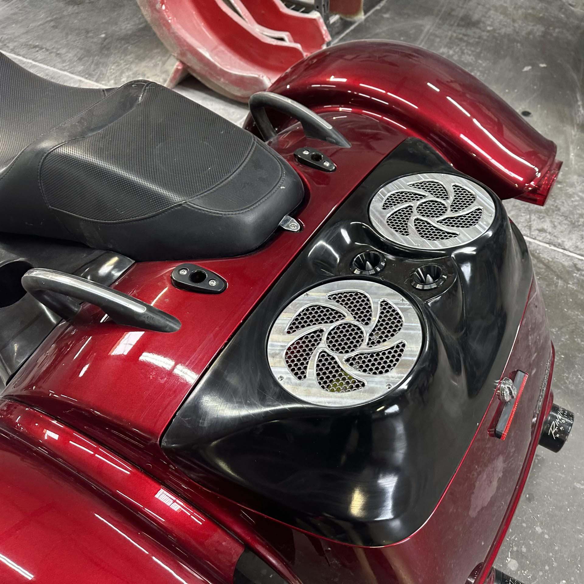 Dirty Bird Concepts 8インチ・デュアルスピーカー用 トランクリッド 【フリーホイーラー、ロードグライド3】DBC334|ワールドモーターライフ