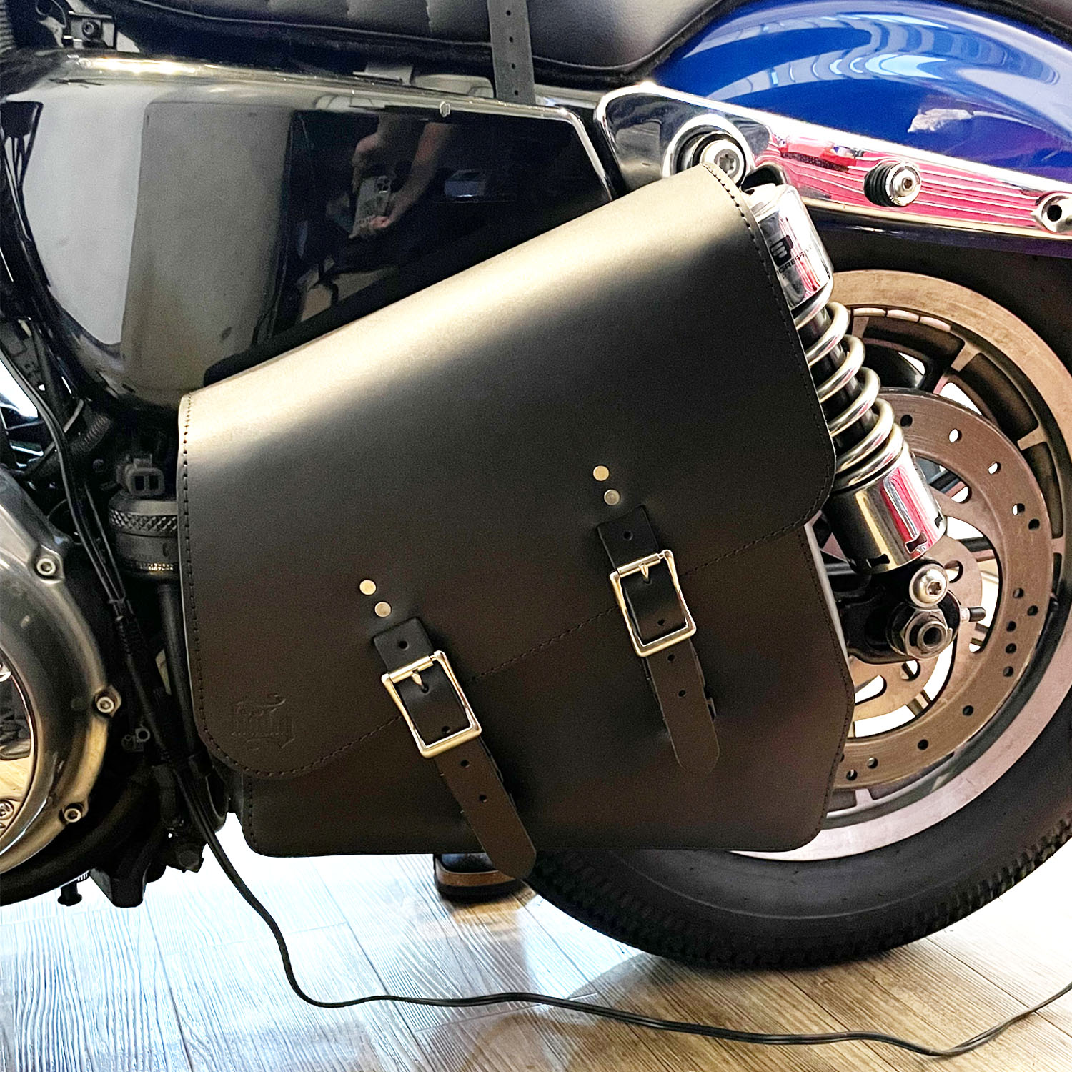 スポーツスター 本革レフトソロスイングアームバッグ ラージ クイックリリースバックル ブラックステッチ 【BAD&G CUSTOM】SL012-Q-BS|ワールドモーターライフ