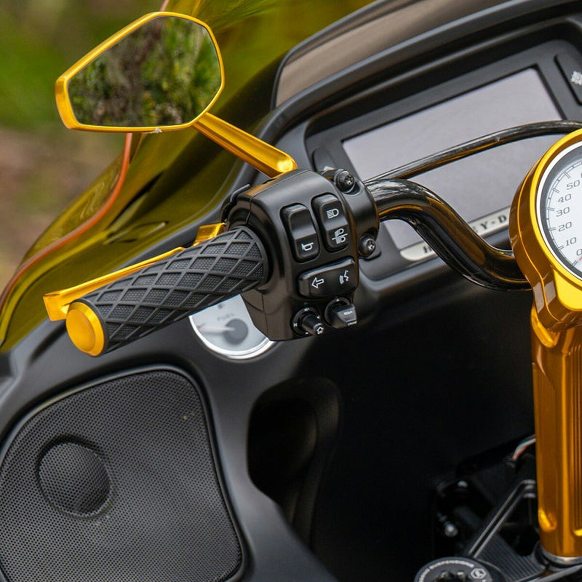 【Arlen Ness】ダイアモンド・ハンドグリップセット (ゴールド) 2025以降 ツーリング、ソフテイル 500-060
