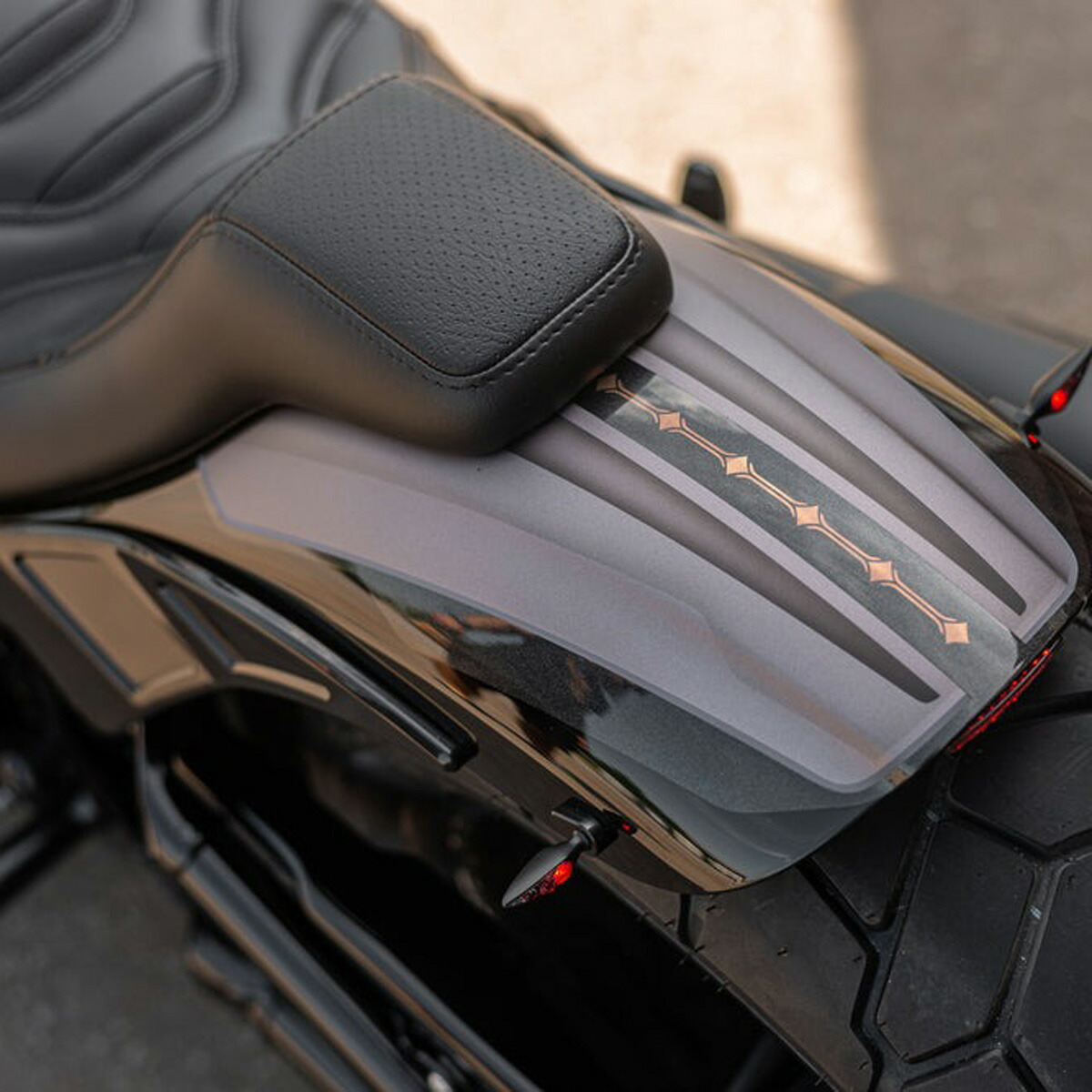 【Killer Custom】 ボブスター・ワイドタイヤ用リアフェンダー (ストラット付) M8 ファットボブ、ストリートボブ、スタンダード
