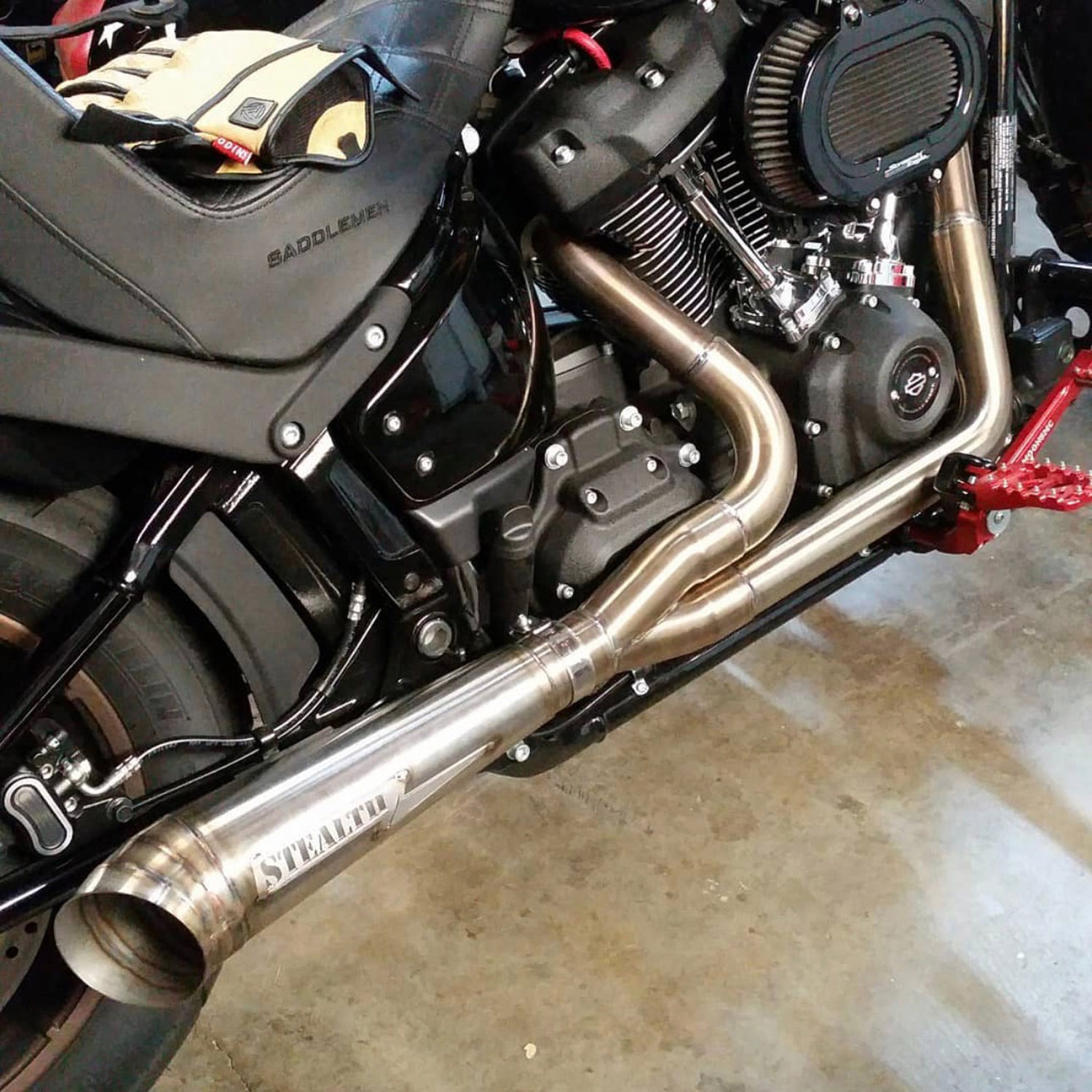 M8 ソフテイル 2-1フルエキゾーストマフラー ターンアウトタイプ (ステンレス) Stealth Pipes|ワールドモーターライフ